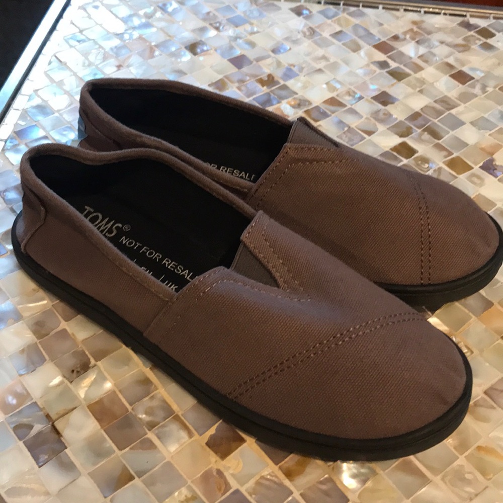 Tom’s Gray Slip-on with Black Soles Size 6.5